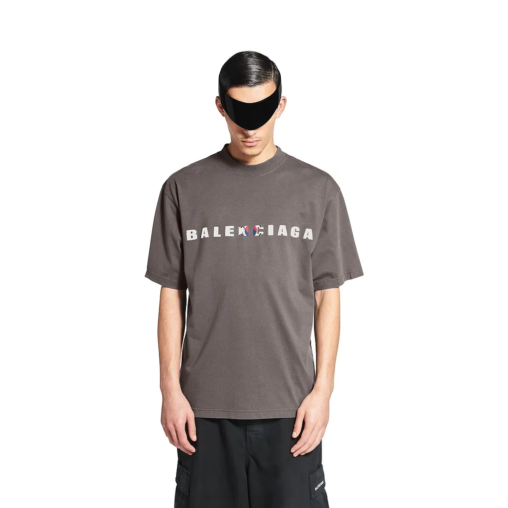 International T-Shirt Medium Fit