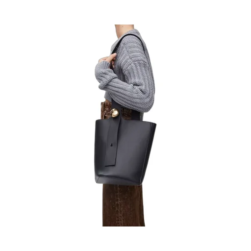Medium Pebble bucket in mellow calfskin