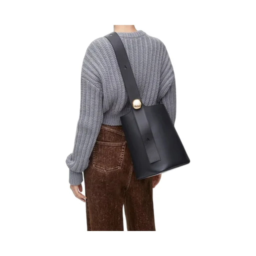 Medium Pebble bucket in mellow calfskin