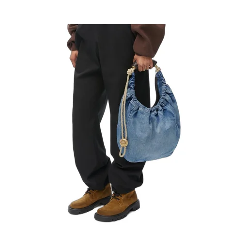 Medium Squeeze bag in washed denim