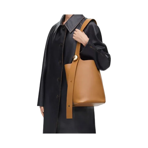 Medium Pebble bucket in mellow calfskin