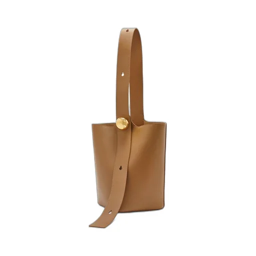 Medium Pebble bucket in mellow calfskin