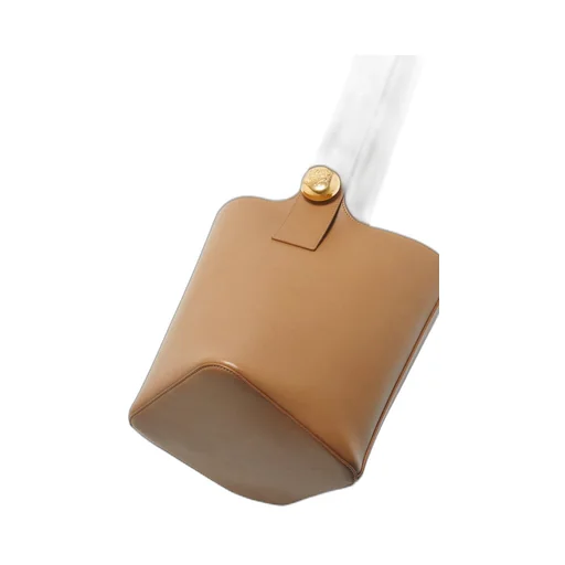 Medium Pebble bucket in mellow calfskin