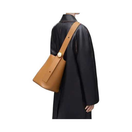 Medium Pebble bucket in mellow calfskin