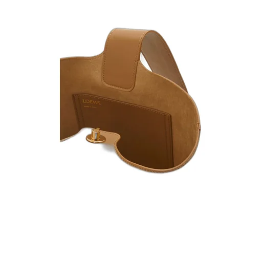 Medium Pebble bucket in mellow calfskin