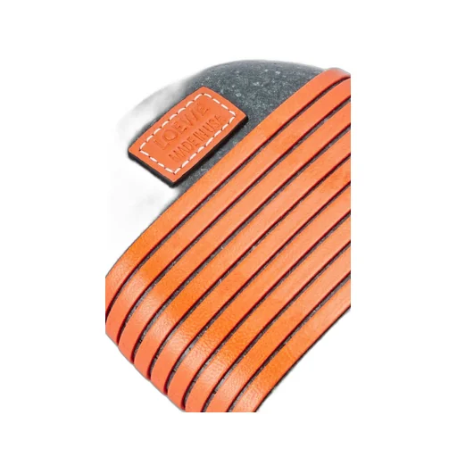 Se knot stone with calfskin