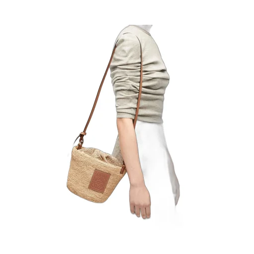 Pochette bag in raffia and calfskin