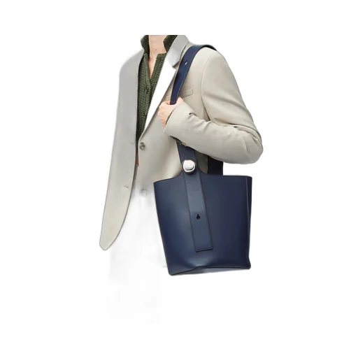 Medium Pebble bucket in mellow calfskin