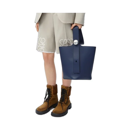Medium Pebble bucket in mellow calfskin