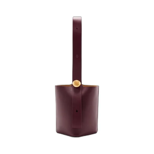 Medium Pebble bucket in mellow calfskin