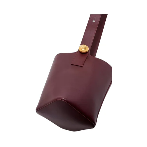 Medium Pebble bucket in mellow calfskin