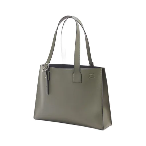 Buckle Horizontal Tote in classic calfskin