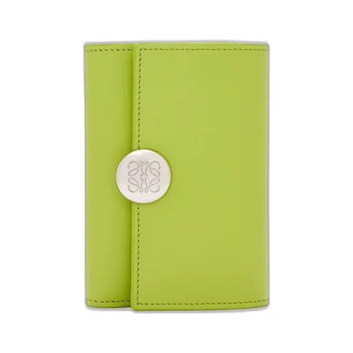 Pebble small vertical wallet in shiny nappa calfskin