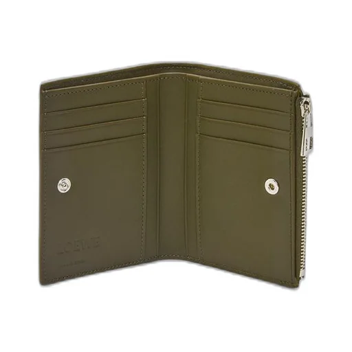 Slim compact walllet in textured classic calfskin