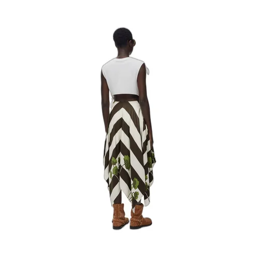 Asymmetric skirt in silk