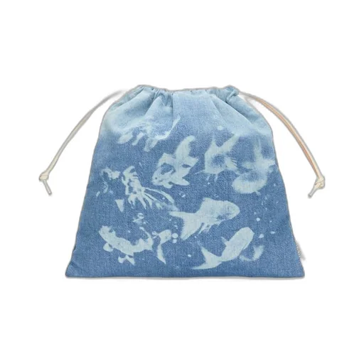 Basket bag in palm leaf and calfskin & Fish drawstring pouch in denim