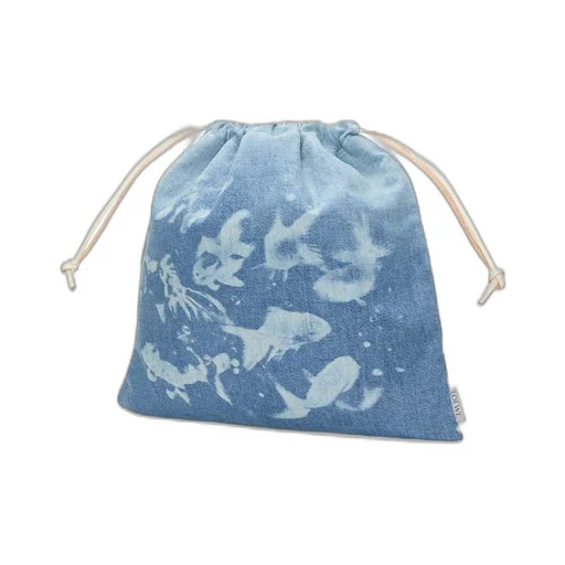 Basket bag in palm leaf and calfskin & Fish drawstring pouch in denim
