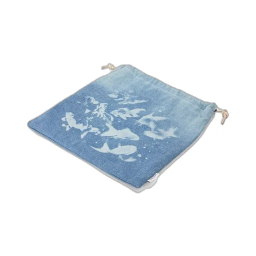 Basket bag in palm leaf and calfskin & Fish drawstring pouch in denim