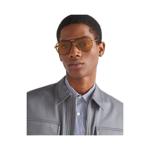 Sunglasses with iconic metal plaque
