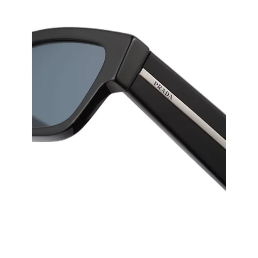 Sunglasses with iconic metal plaque