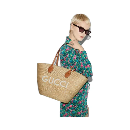 Medium straw tote with Gucci patch