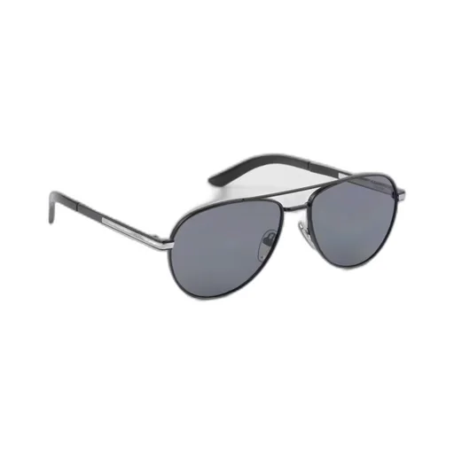 Sunglasses with iconic metal plaque