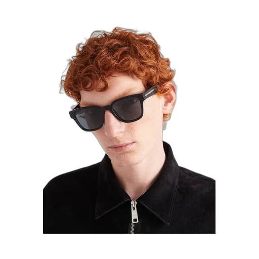 Sunglasses with iconic metal plaque