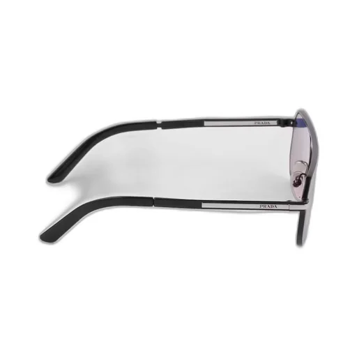 Sunglasses with iconic metal plaque