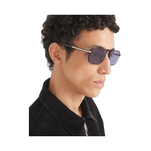 Sunglasses with iconic metal plaque