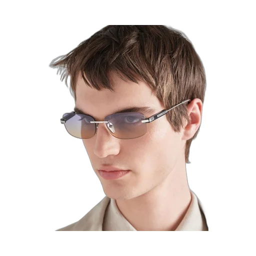 Sunglasses with iconic metal plaque