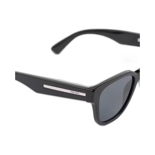 Sunglasses with iconic metal plaque