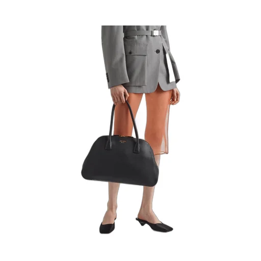 Medium leather tote bag with zipper closure