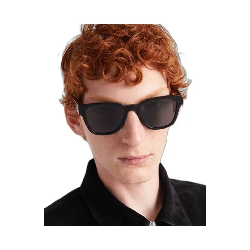 Sunglasses with iconic metal plaque