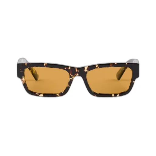 Sunglasses with iconic metal plaque