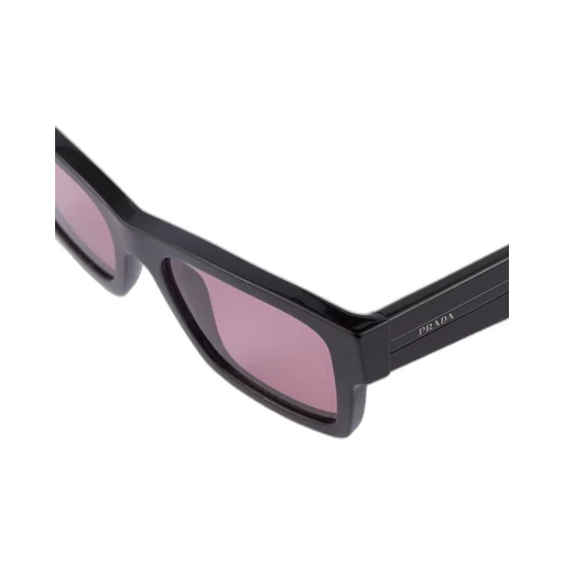 Sunglasses with iconic metal plaque