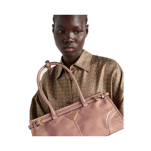 Medium leather handbag