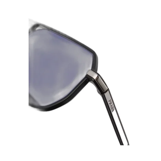 Sunglasses with iconic metal plaque