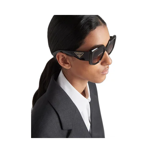 Sunglasses with triangle logo