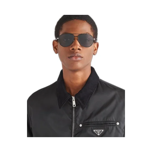 Sunglasses with iconic metal plaque