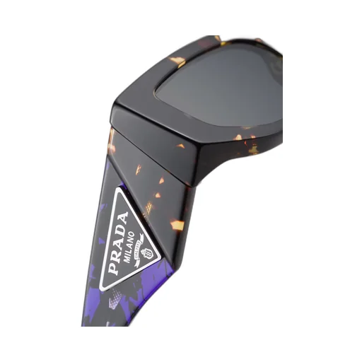 Sunglasses with triangle logo
