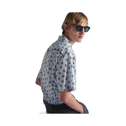 Sunglasses with iconic metal plaque
