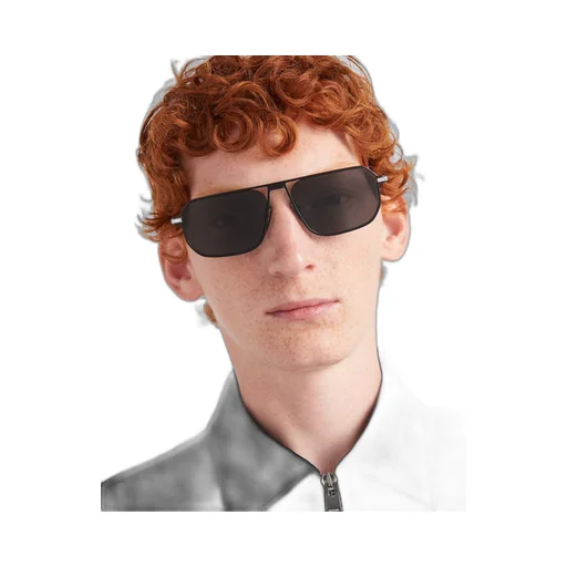Sunglasses with iconic metal plaque