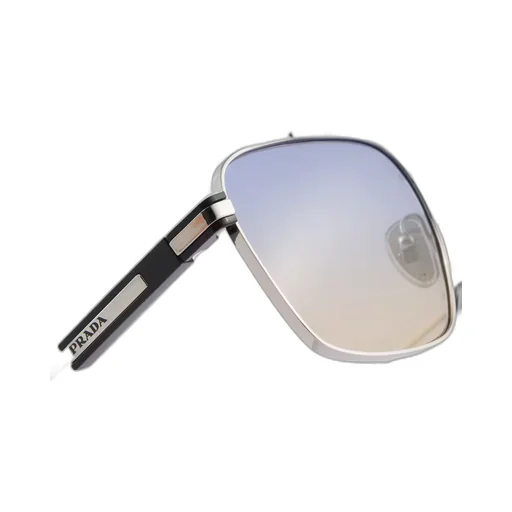 Sunglasses with iconic metal plaque