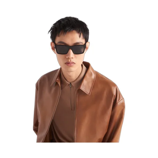 Sunglasses with iconic metal plaque