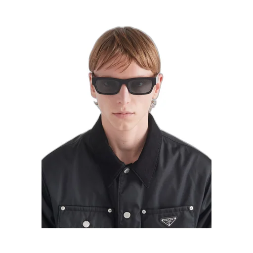 Sunglasses with iconic metal plaque