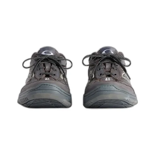 Hamptons Worn-Out Sneaker