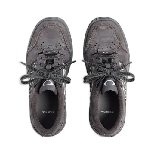 Hamptons Worn-Out Sneaker