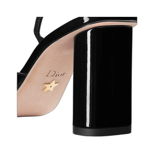 Logo Plaque Round Toe Pumps
