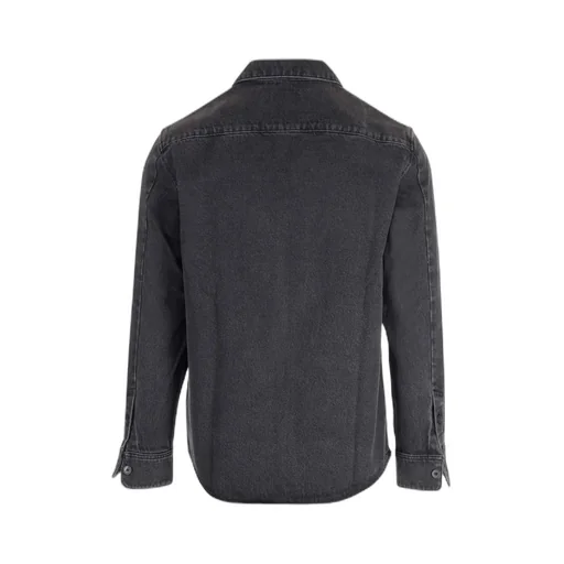 Long-Sleeved Buttoned Shirt