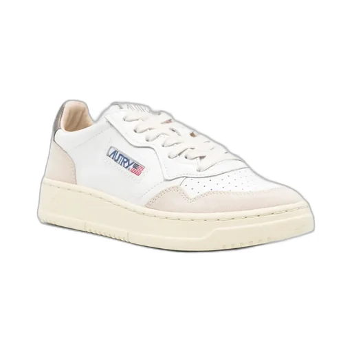 Medalist Round Toe Low Sneakers